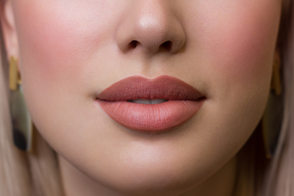 Como ter lábios mais volumosos com maquiagem?
